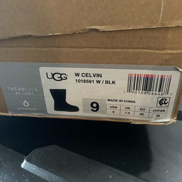 Authentic UGG Celvin Boots - Picture 7 of 7
